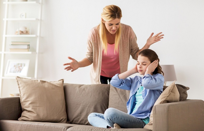 أسباب شجارك مع ابنتك المراهقة