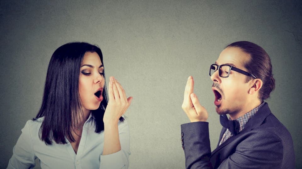 هل تعاني من رائحة الفم الكريهة؟.. إليك هذه الحلول