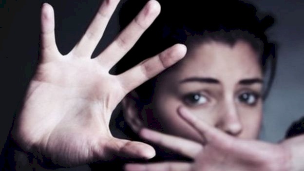 سمحت لزوجها باغتصاب ابنتها لمدة 19 عاماً بلا رحمة