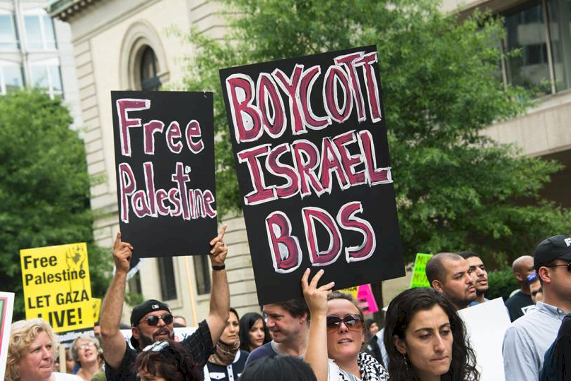 "BDS" تدين التطبيع المستمر لـ "لجنة التواصل" وتدعو لحلها