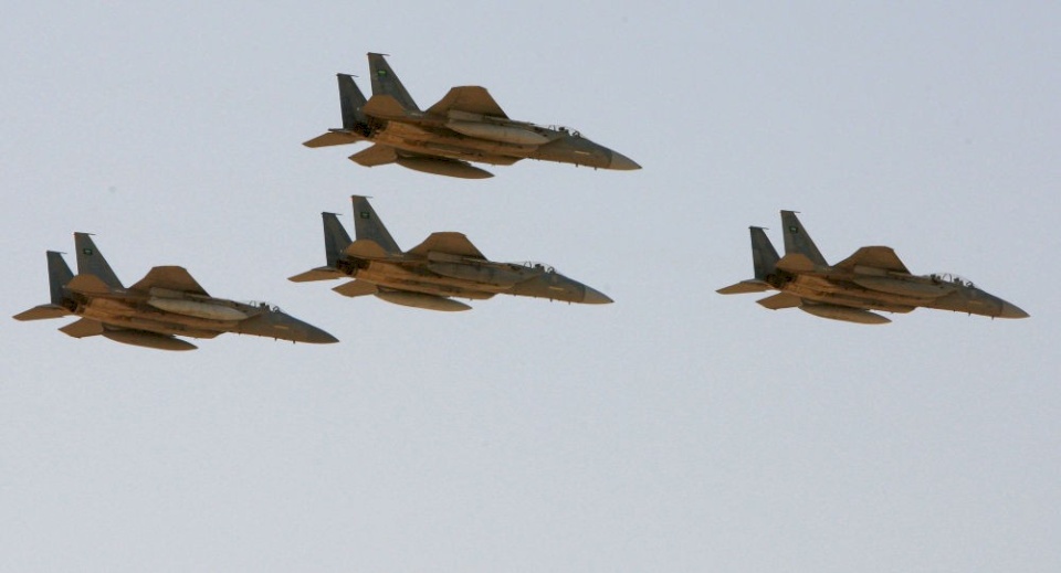 السعودية تستهدف مواقع عسكرية حوثية