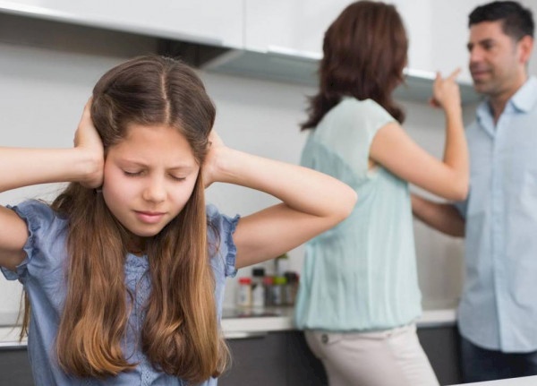 كيف يؤثر طلاق الوالدين على صحة الأطفال؟