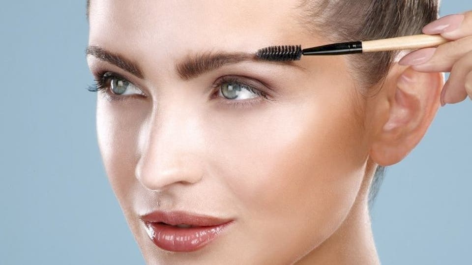 لتساقط شعر الحاجبين أسباب وحلول عديدة
