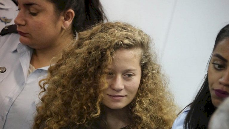 صور: إصابة عهد التميمي وأسرتها في حادث مروري مروع