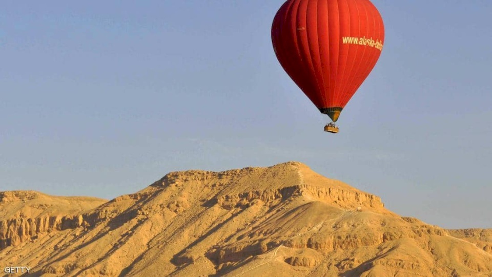 مصر.. إنقاذ سياح أجانب بعد جنوح منطادهم في الأقصر