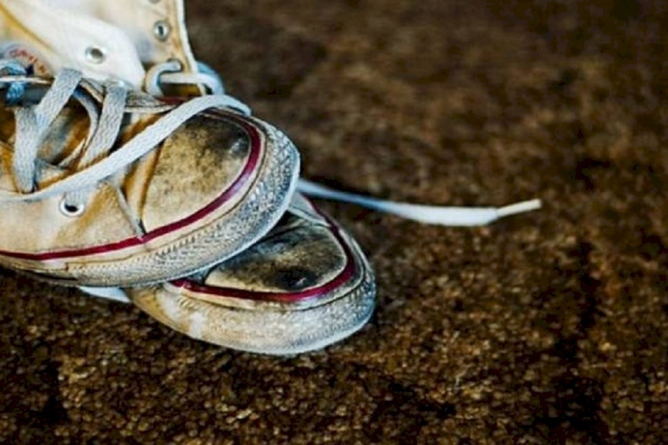 هذه اهمية وجود الأحذية القذرة داخل المنزل!