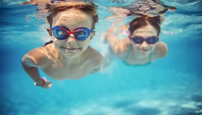 فوائد وأضرار السباحة لدى الأطفال