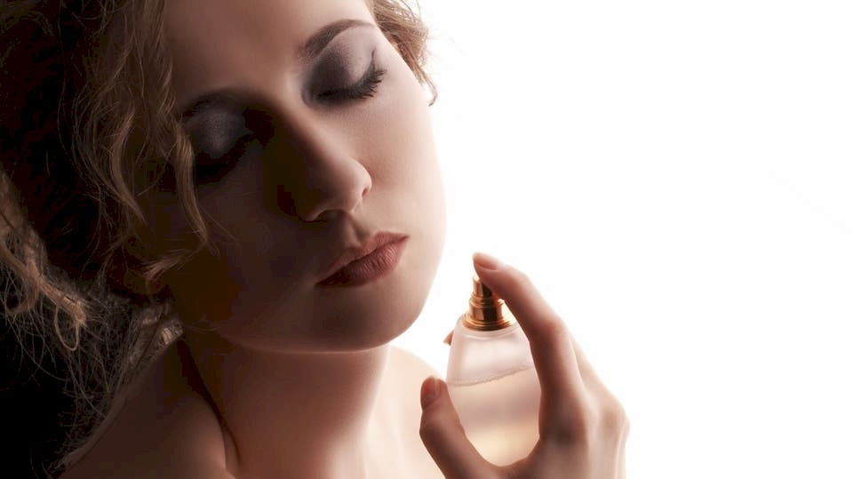 دليلك إلى اختيار عطرك الصيفي الجديد