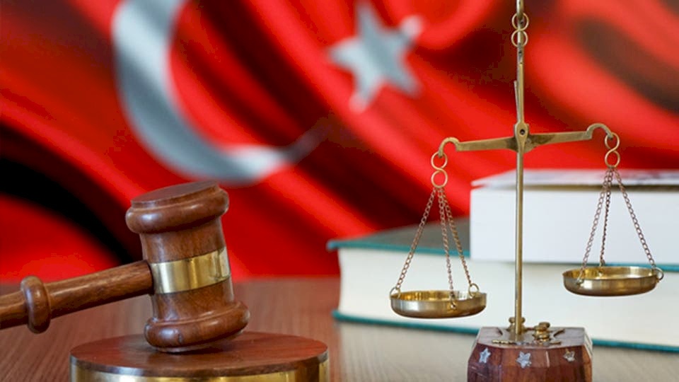 نيويورك تايمز: تراجع ثقة الأتراك في القضاء بسبب تدخلات أردوغان