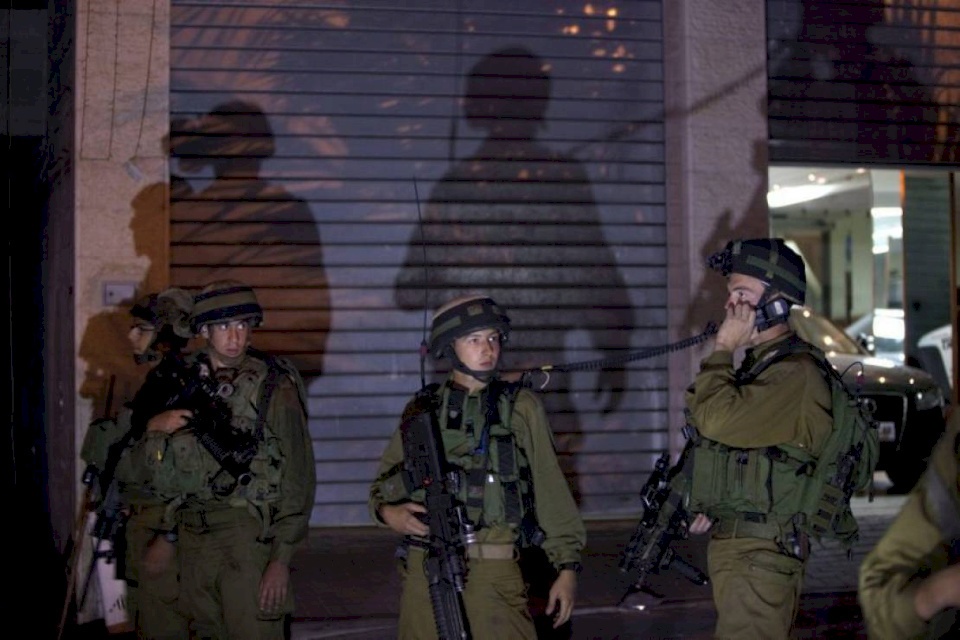 الاحتلال يعتقل فتى ويعتدي على مسن في الخليل