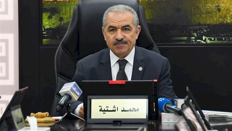 اشتية يدعو الشركات إلى تحمل جزء من العبء عن الموظفين