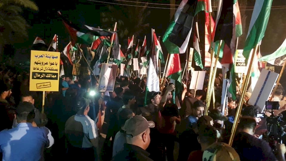 حينما يغضب العراق...اقتحام سفارة البحرين في  بغداد ورفع العلم الفلسطيني