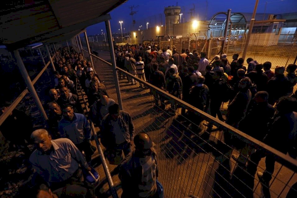 اسرائيل تزعم: خطة لتوفير العمل لــ 200 الف فلسطيني