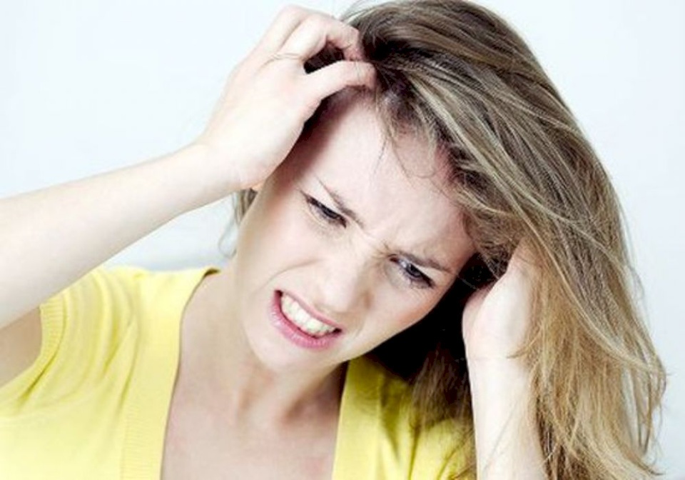 ‫ما أسباب حكة فروة الرأس؟