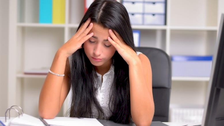 لماذا تنسى المرأة الألم؟ وهل تتحمل الأوجاع أكثر من الرجل؟
