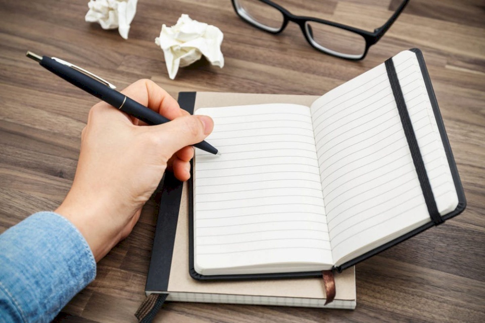 العلماء يكتشفون سبب الكتابة باليد اليسرى