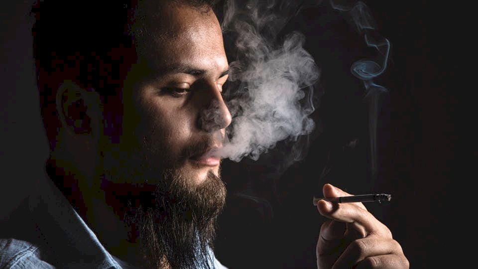 التدخين يضر العينين.. فهل يسبب العمى؟