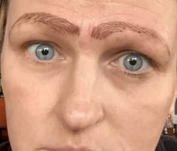 بالصور.. خضعت لعملية تجميل لحاجبيها..ماذا كانت النتيجة؟