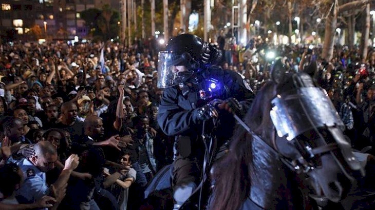 الضابط الاسرائيلي قاتل الأثيوبي اعدم عاملاً فلسطينيا في يافا