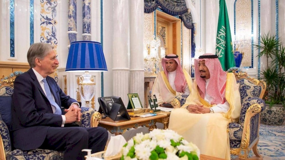 العاهل السعودي يستقبل وزير المالية البريطاني