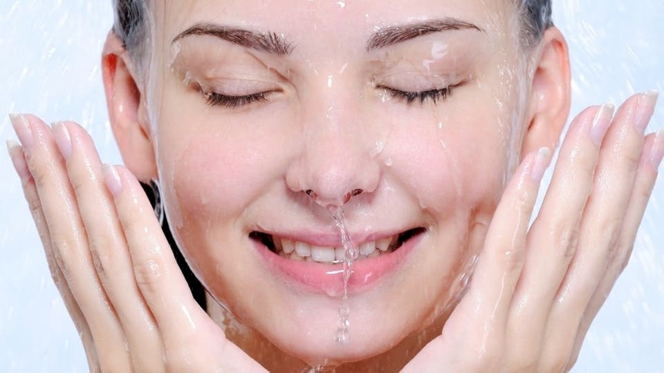 خطوات تساعدكِ في حلّ مشكلة تعرّق الوجه
