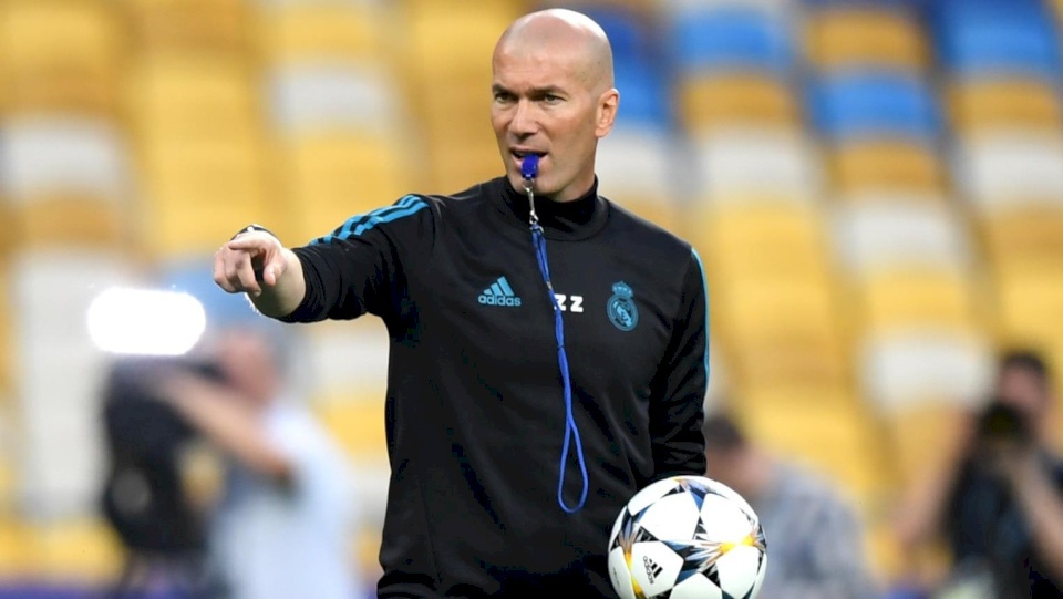 زيدان يغادر معسكر ريال مدريد 