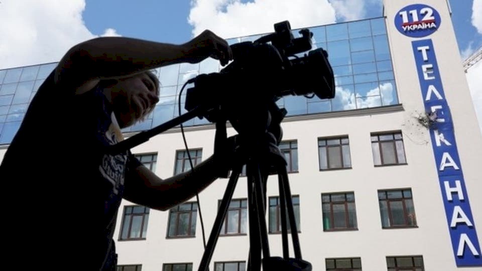 قنبلة على تلفزيون أوكراني بسبب وثائقي مع بوتين