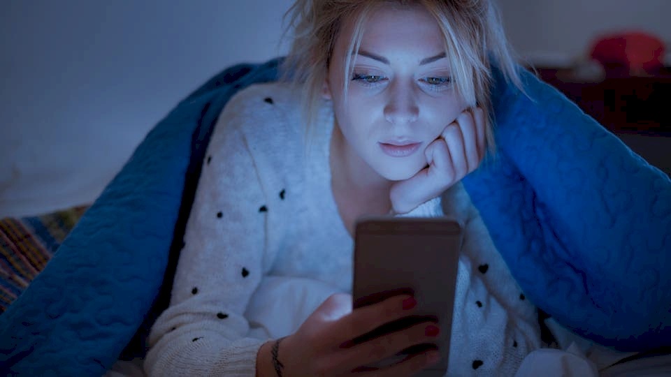 ساعة واحدة من الضوء الأزرق ليلا قد تصيبك بالسكري