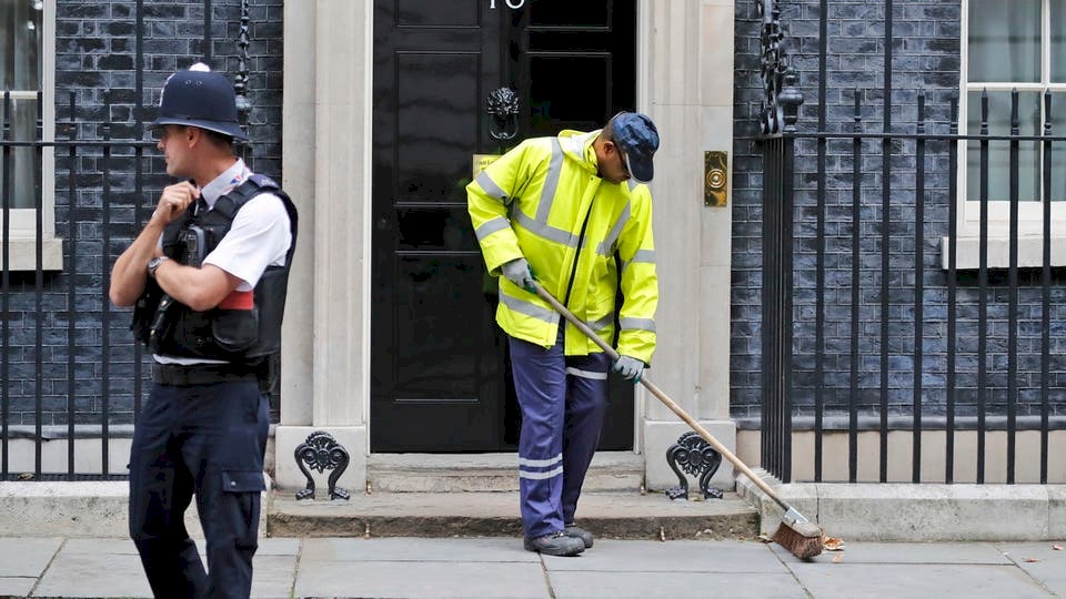 تحذير شرطة بريطانيا للإعلام يثير غضب الساسة والصحافة
