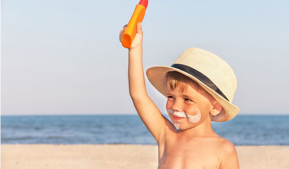 كيف تحمي طفلك من أشعة الشمس؟