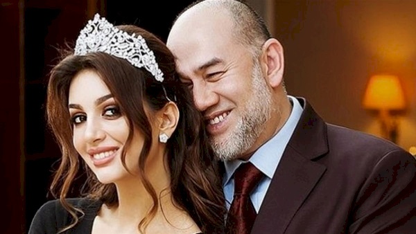 نهاية مُفجعة لقصة حبهما .. ملك ماليزيا يُطلق زوجته ملكة جمال روسيا