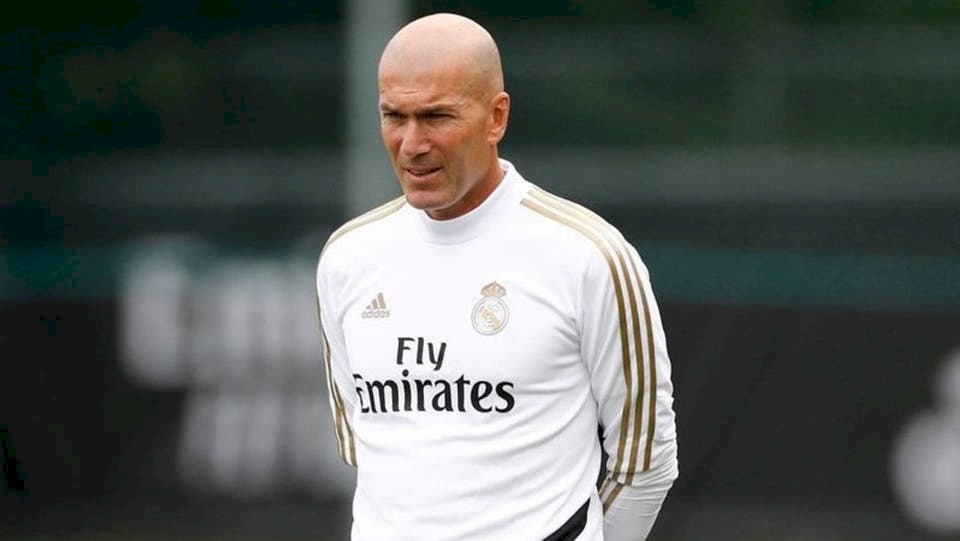 زيدان يعود إلى تدريبات ريال مدريد بعد وفاة شقيقه