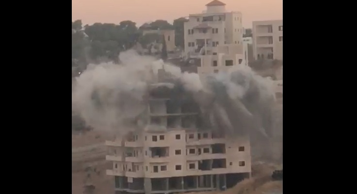 فيديو.. لحظة تفجير بناية جديدة في حي وادي الحمص
