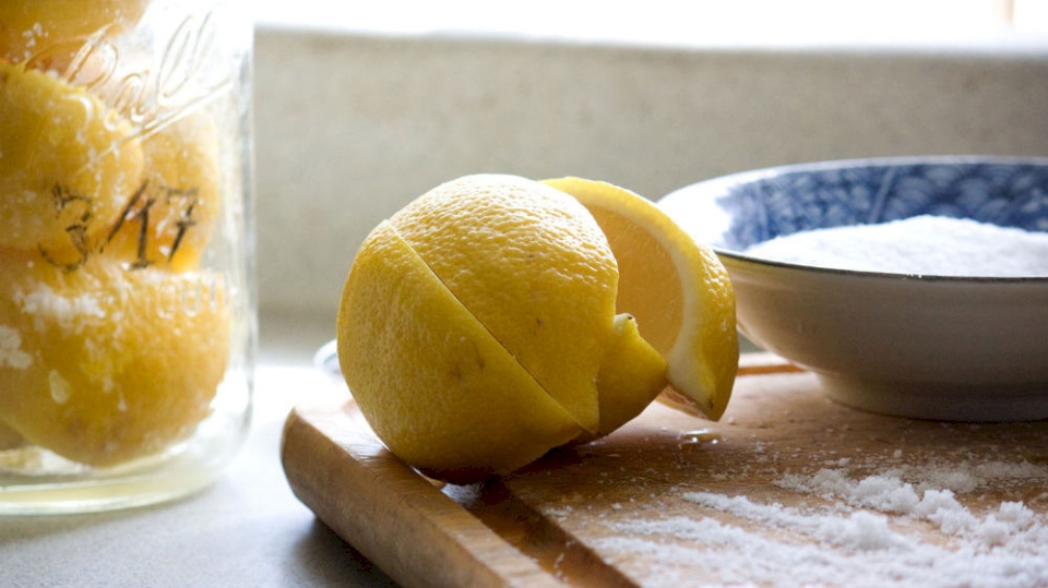 تعرف على فوائد استخدام ملح الليمون