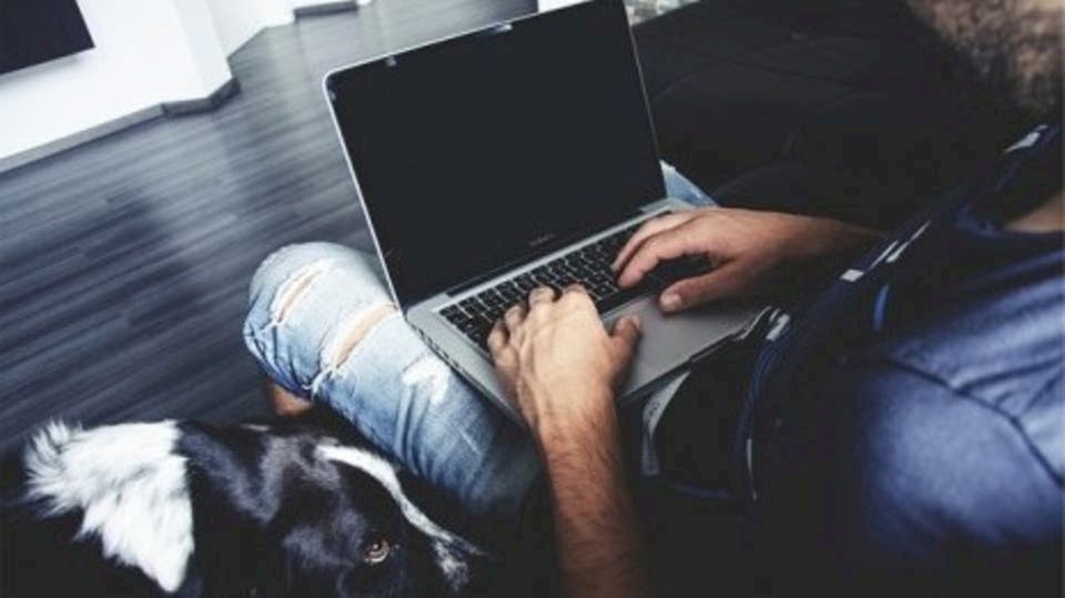 احذر استخدام الكمبيوتر بهذه الوضعية.. لن تتخيل المخاطر!