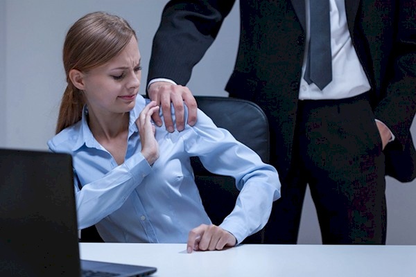 توصية بتشكيل لجان لمحاربة ظاهرة التحرش في أماكن العمل