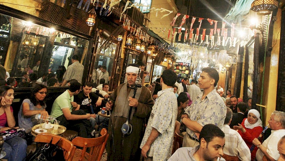 محافظة مصرية تقرر غلق المقاهي منتصف الليل لمنع الطلاق!