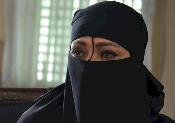 شاهد: فنانة عربية مشهورة ترتدي النقاب