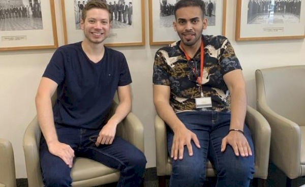 واصفا اياه بـ "صديقي".. نجل نتنياهو ينشر صورته مع المدون السعودي