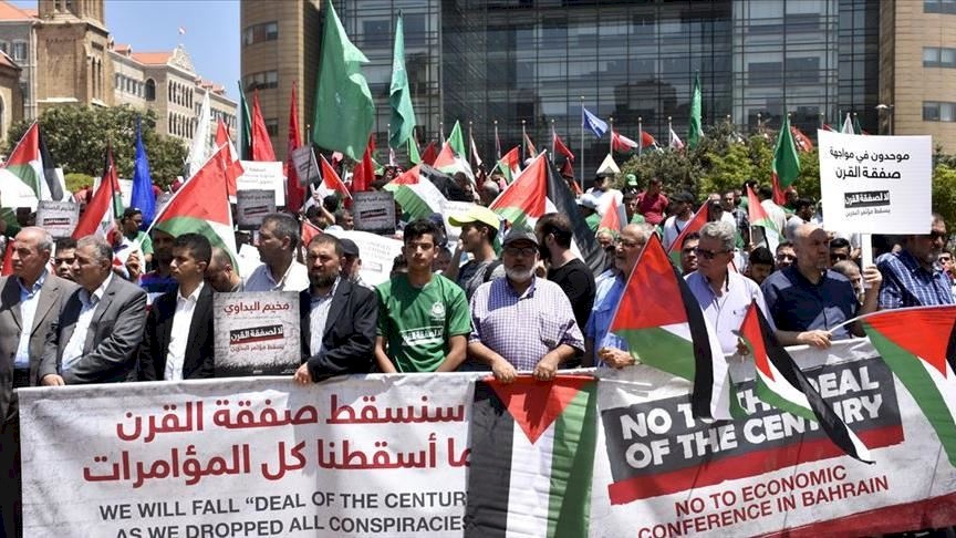 فلسطينيون يتظاهرون أمام سفارة كندا في بيروت لفتح باب اللجوء الإنساني