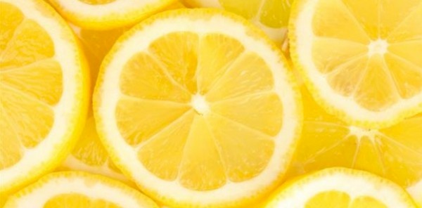 اقطعوا حامضة وضعوها في وسط المطبخ..هذه الحيلة ستغير حياتكم!