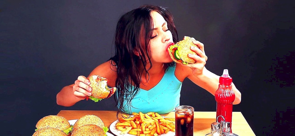 تناول الطعام في هذا الوقت يزيد الجوع ويقلل من حرق السعرات الحرارية