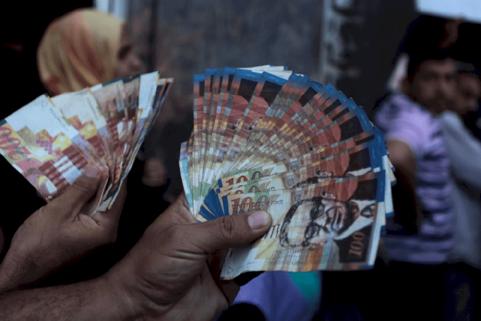 رئيس الوزراء يطمئن الموظفين بصرف راتب بنسبة 110%