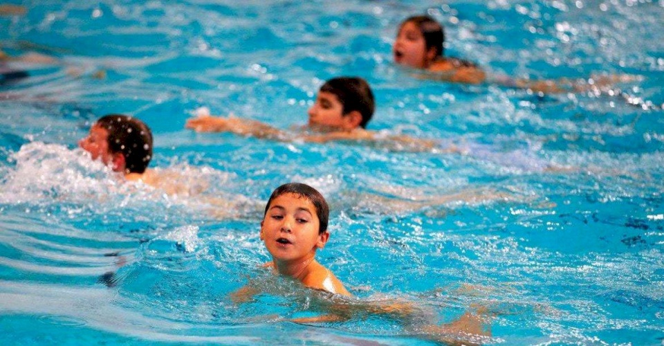 أخطاء يجب تجنبها أثناء السباحة