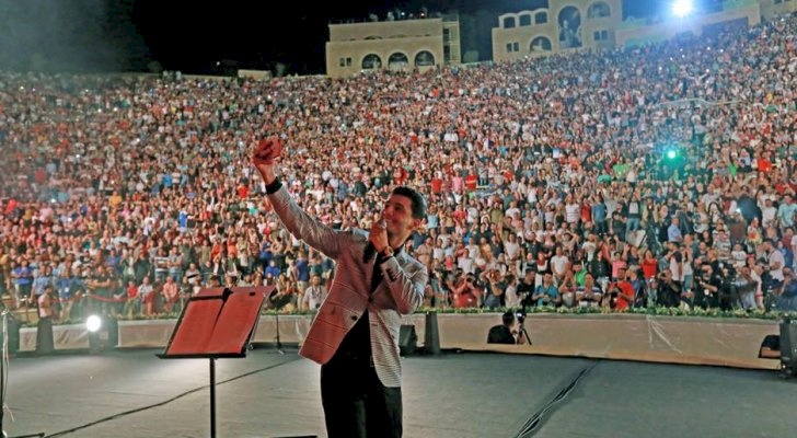 رغم الحواجز.. "محبوب العرب" يشعل مدرج روابي