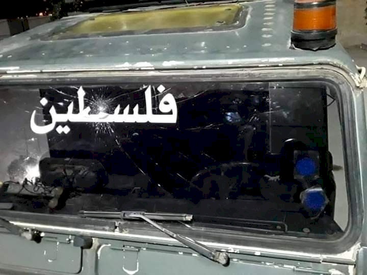 رام الله: مستوطنون يعتدون على مواطن ويحطمون سيارته