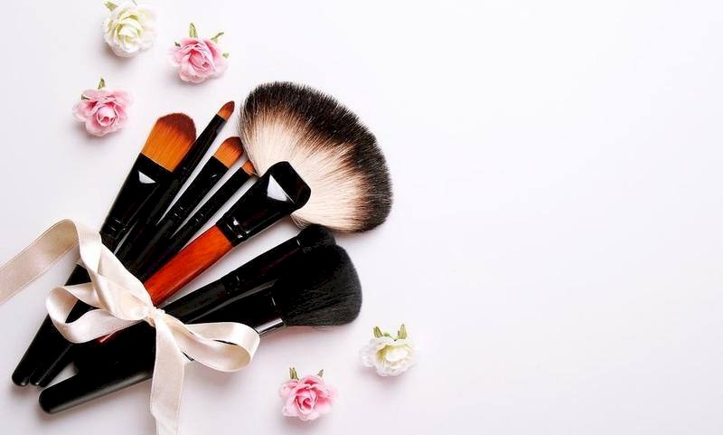 أسباب تدفعك لتنظيف فراشي المكياج يومياً!