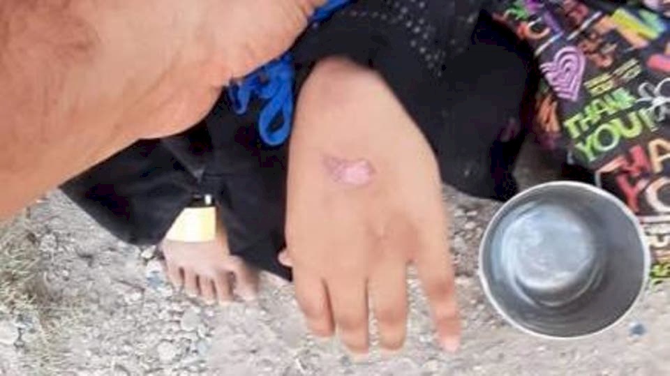 بالصور.. في بلد عربي.. عذب طفلتيه ورماهما على الطريق