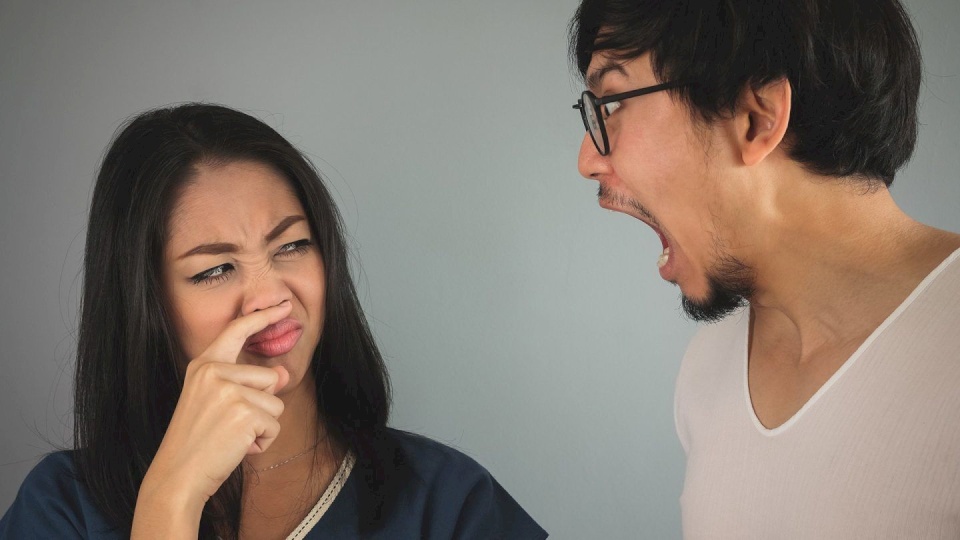 عوامل تسبب رائحة الفم الكريهة للشخص