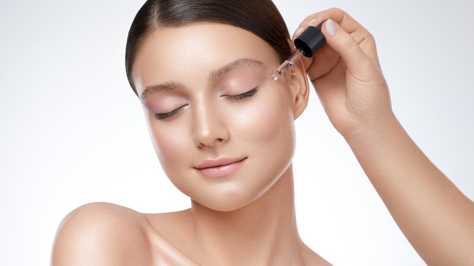 المصل التجميلي يقدم حلولاً لأصعب مشاكل البشرة